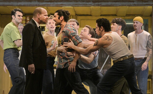 רותם קינן בהצגה ״סיפור הפרברים״