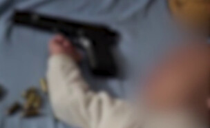 אב תיעד את בנו לצד אקדח (צילום: דוברות המשטרה)