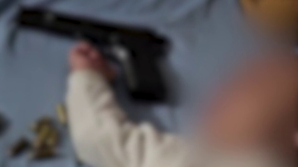 אב תיעד את בנו לצד אקדח