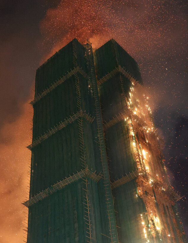 גורדי שחקים בהונג קונג עולים באש