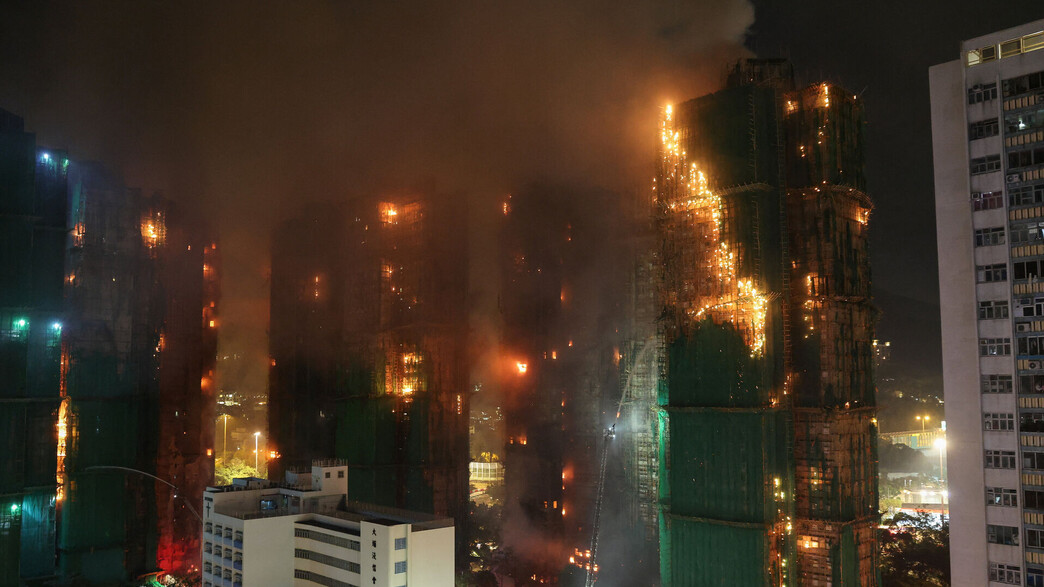 גורדי שחקים בהונג קונג עולים באש