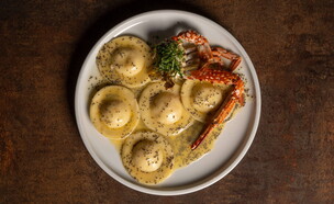 פופ אפם אדורה בקפה פופולאר. רביולי סרטנים בחמאת פר (צילום: אלון ולנסי, יחסי ציבור)