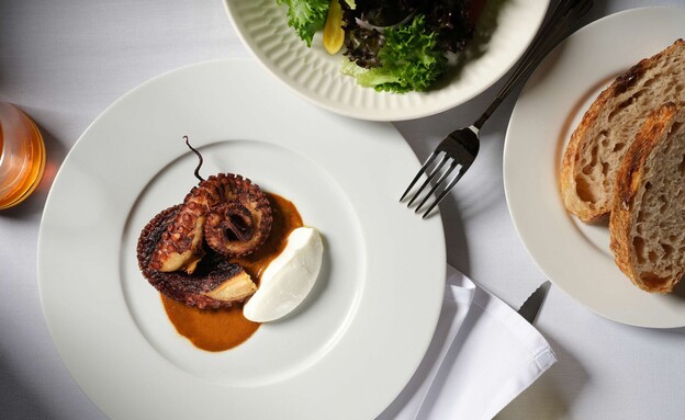 תמנון מולה פלפלים ושוקולד ליים לאבנה מעושנת במרווה