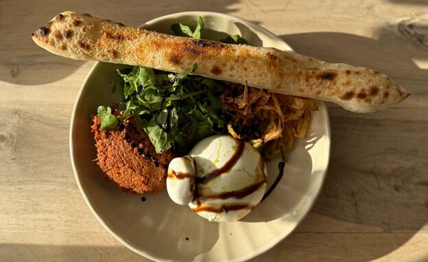 סלט בוראטה במיג'אנה סלט בוראטה במיג'אנה