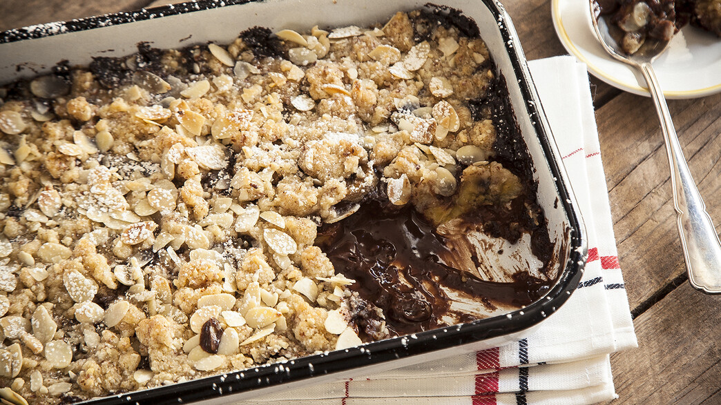 קראמבל בננות, שוקולד ושקדים קראמבל בננות, שוקולד ושקדים