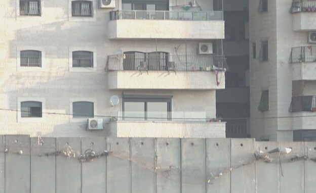 הבתים שצמודים לגדר ההפרדה