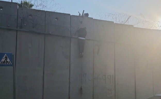 שב"ח מטפס על חומת ההפרדה