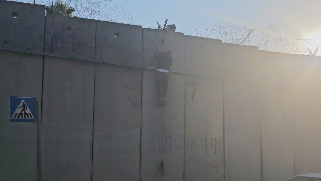 שב"ח מטפס על חומת ההפרדה