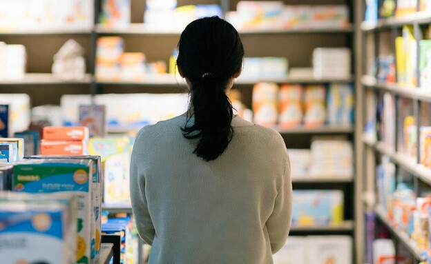 עובדת בחנות