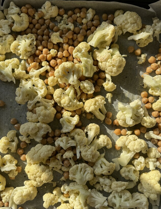 סלט כרובית וגרגירי חומוס עם קינואה (צילום: יעל קצב)