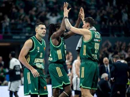 נצמדה להפועל ת"א (Photo by Charles Verghese/Euroleague Basketball נצמדה להפועל ת"א (Photo by Charles Verghese/Euroleague Basketball