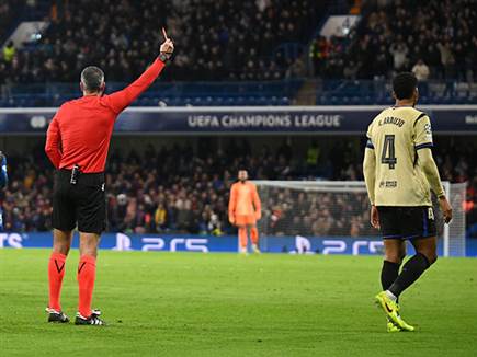 ואראוחו השאיר את ברצלונה ב-10 שחקנים לפני ההפסקה (Mike Hewitt/Getty Images)