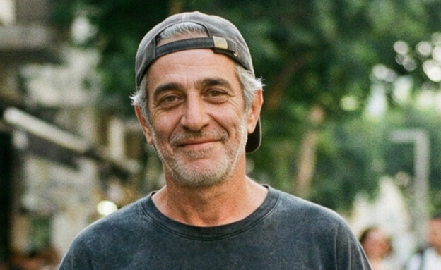 גבר עומד ברחוב מסתכל למצלמה (AI: mako)