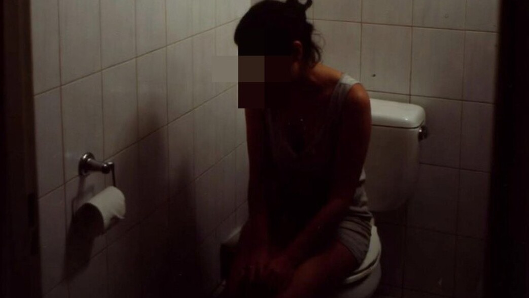 אישה בשירותים