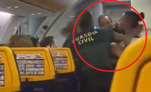 תקפה את השוטרים במטוס (צילום: צילום מסך)