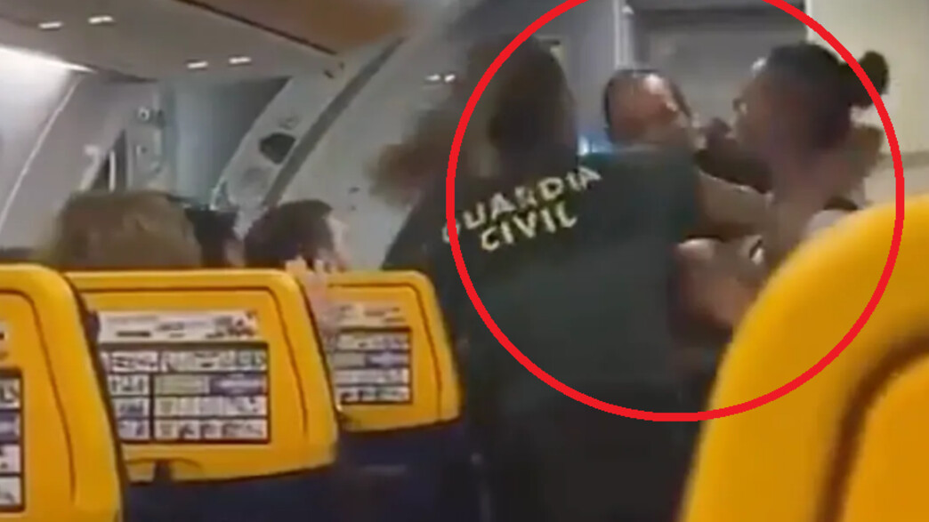 תקפה את השוטרים במטוס תקפה את השוטרים במטוס