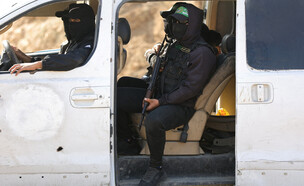 מחבלי חמאס בזמן החיפושים אחר חטופים חללים (צילום: Dawoud Abu Alkas, reuters)