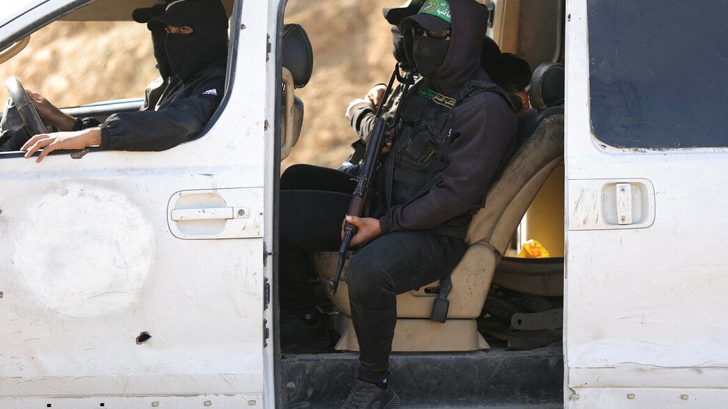 מחבלי חמאס בזמן החיפושים אחר חטופים חללים