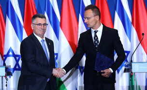 שר החוץ של הונגריה פטר סיירטו עם שר החוץ גדעון סער (צילום: רויטרס)
