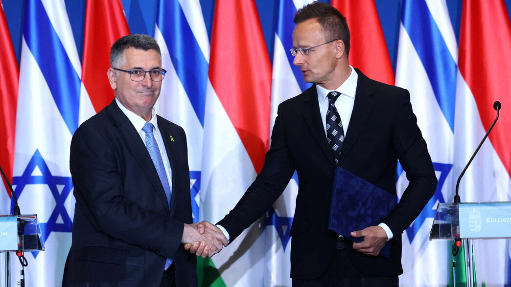 שר החוץ של הונגריה פטר סיירטו עם שר החוץ גדעון סער