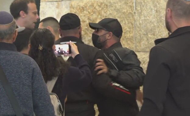 עימות בין מפגינים ללוחמי כוח 100