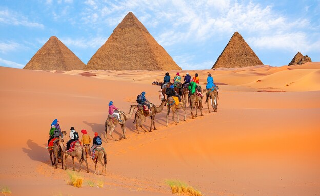 תיירים גמלים פירמידות מצרים 