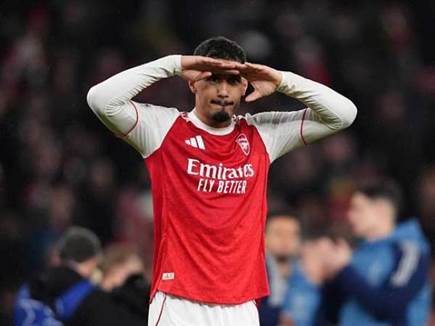 וארסנל מסתכלת על כולן מלמטה (GETTY)