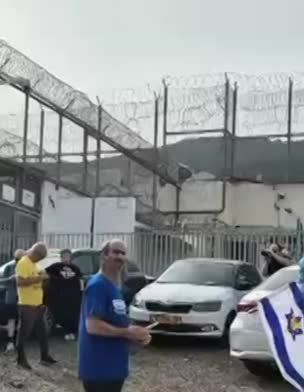 מפגיני שמאל התאספו מחוץ לבית המעצר קישון, בו עצורה ד״ר יולנדה יבור