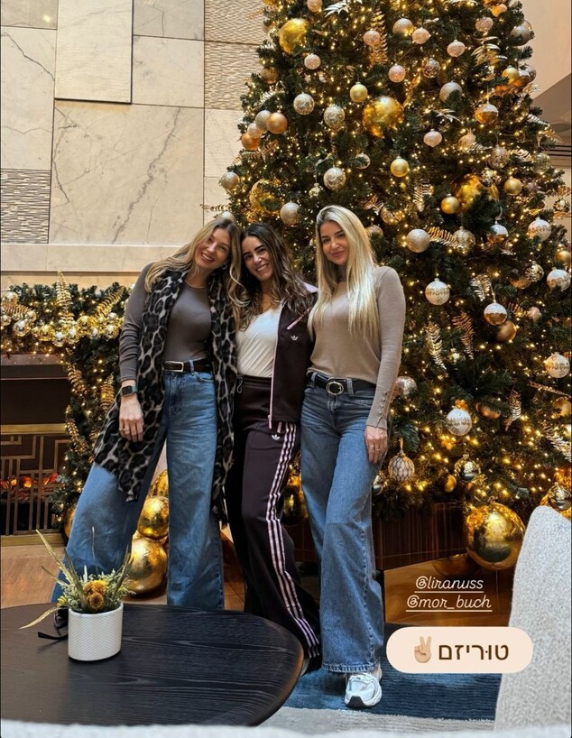 עדי הימלבלוי עם חברות עדי הימלבלוי עם חברות