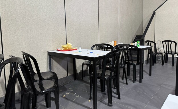 אין פינוי שולחנות. תסתדרו לבד