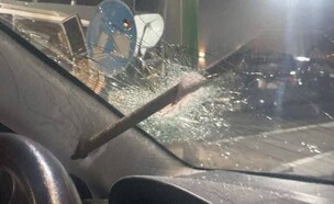 מוט שהושלך על רכב בכביש 5 על ידי מחבל (צילום: שימוש לפי סעיף 27א' לחוק זכויות יוצרים)