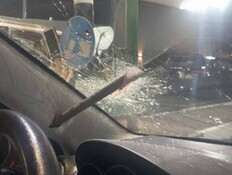 נסעה בכביש - ומוט נזרק על הרכב: "פתאום היה בום"