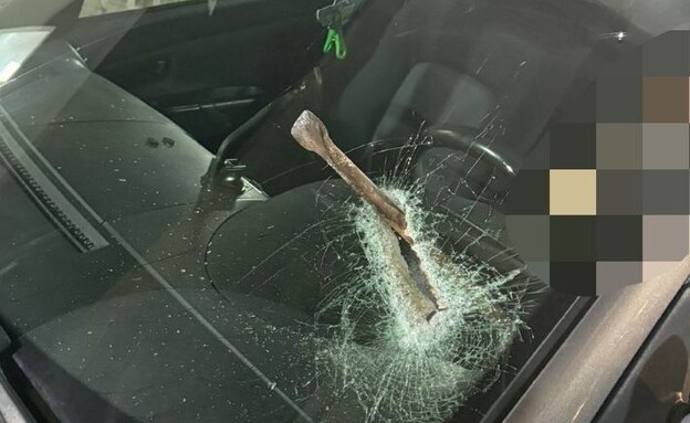 מוט שהושלך על רכב בכביש 5 על ידי מחבל