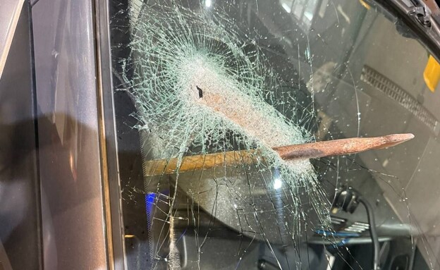 מוט שהושלך על רכב בכביש 5 על ידי מחבל (צילום: שימוש לפי סעיף 27א' לחוק זכויות יוצרים)