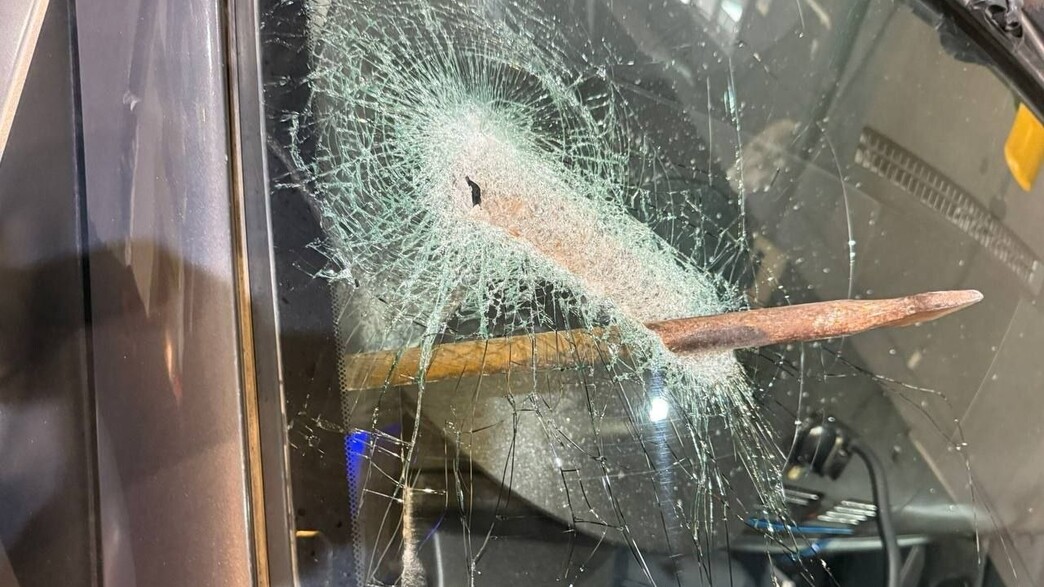 מוט שהושלך על רכב בכביש 5 על ידי מחבל