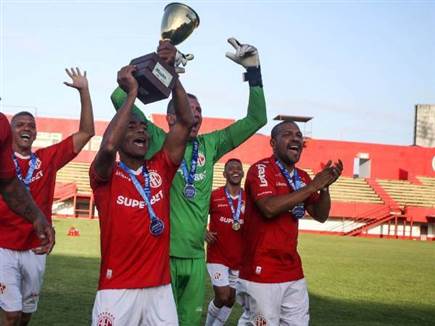 מטדי, בלומפילד ודוחא - לשחק עם רומאריו (America Football Club) (צילום: ספורט 5)