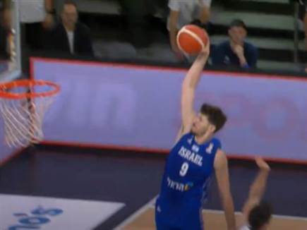 יחד עם סורקין שהוסיף דאנק עוצמתי (Photo by Stephanie Wunderl/FIBA via Getty Images)