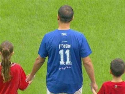 דור מלול עולה עם חולצתו של ליאור אסולין (צילום: ספורט 5)