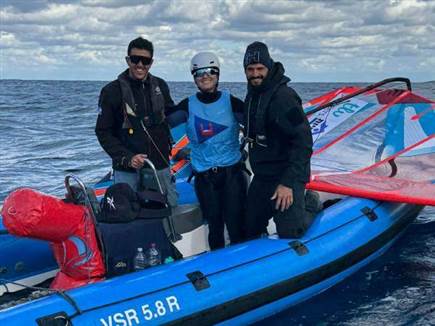 דניאלה פלג מיד אחרי הזכייה, יחד עם מאמנה שחר צוברי (מימין) ועוזר ה (צילום: ספורט 5)