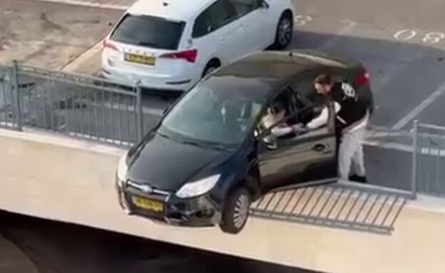 נהגת כמעט עפה מגשר לאחר שנהגה ללא רישיון
