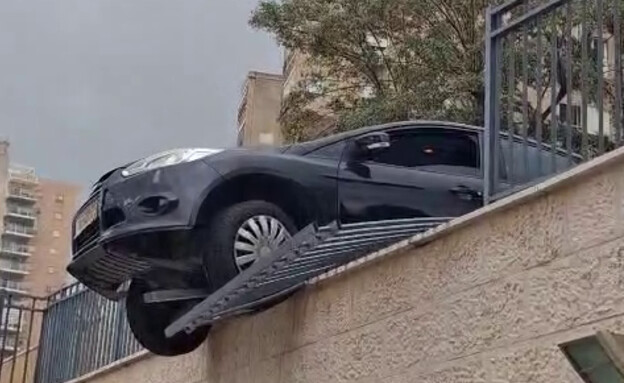 נהגת כמעט עפה מגשר לאחר שנהגה ללא רישיון