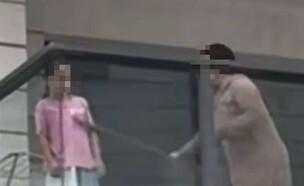 אישה מכה את בתה עם מקל מגב בקריית מלאכי