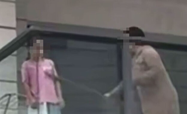 אישה מכה את בתה עם מקל מגב בקריית מלאכי