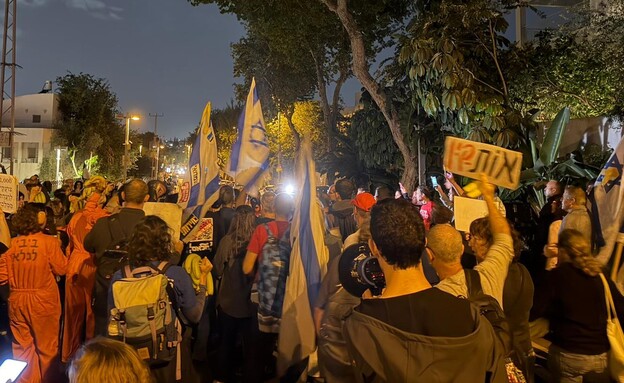 הפגנה נגד בקשת החנינה של נתניהו מול ביתו של נשיא ה