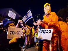 מדי אסירים ומיצג בננות: הפגנה מחוץ לביתו של הנשיא