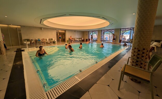 בריכה פנימית אואזיס ים המלח פרימה בריכה פנימית אואזיס ים המלח פרימה