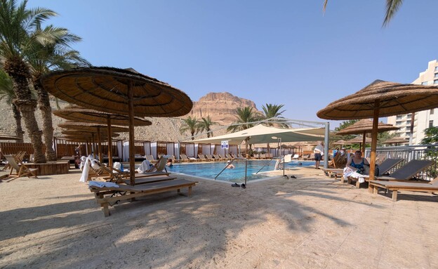 בריכה חיצונית אואזיס ים המלח פרימה בריכה חיצונית אואזיס ים המלח פרימה