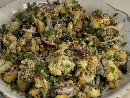 סלט כרובית וגרגירי חומוס עם קינואה (צילום: יעל קצב)