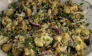 סלט כרובית וגרגירי חומוס עם קינואה (צילום: יעל קצב)