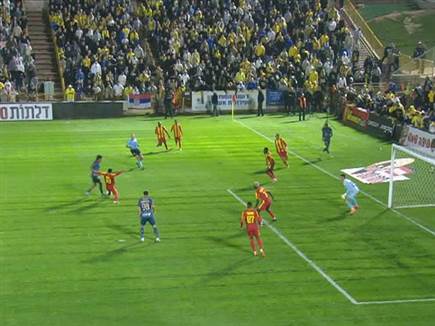 רגע התיקול נגד פרץ, וארלה מחוץ למגרש